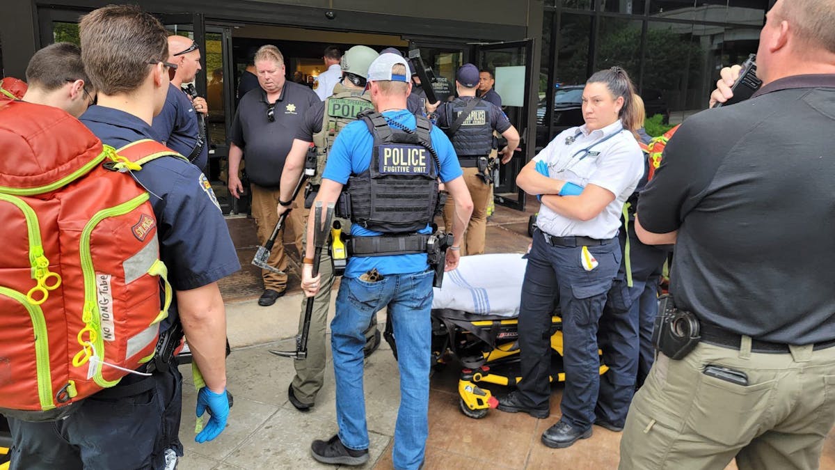 Das am 1. Juni 2022 aufgenommene Foto zeigt Polizei- und Rettungskräfte vor dem Natalie-Gebäude des St. Francis Hospital in Tulsa (Oklahoma, USA), wo ein Mann auf mehrere Menschen geschossen hat.