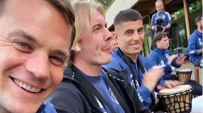 Manuel Neuer, Julian Brandt und Kai Havertz trommeln im Team-Camp.