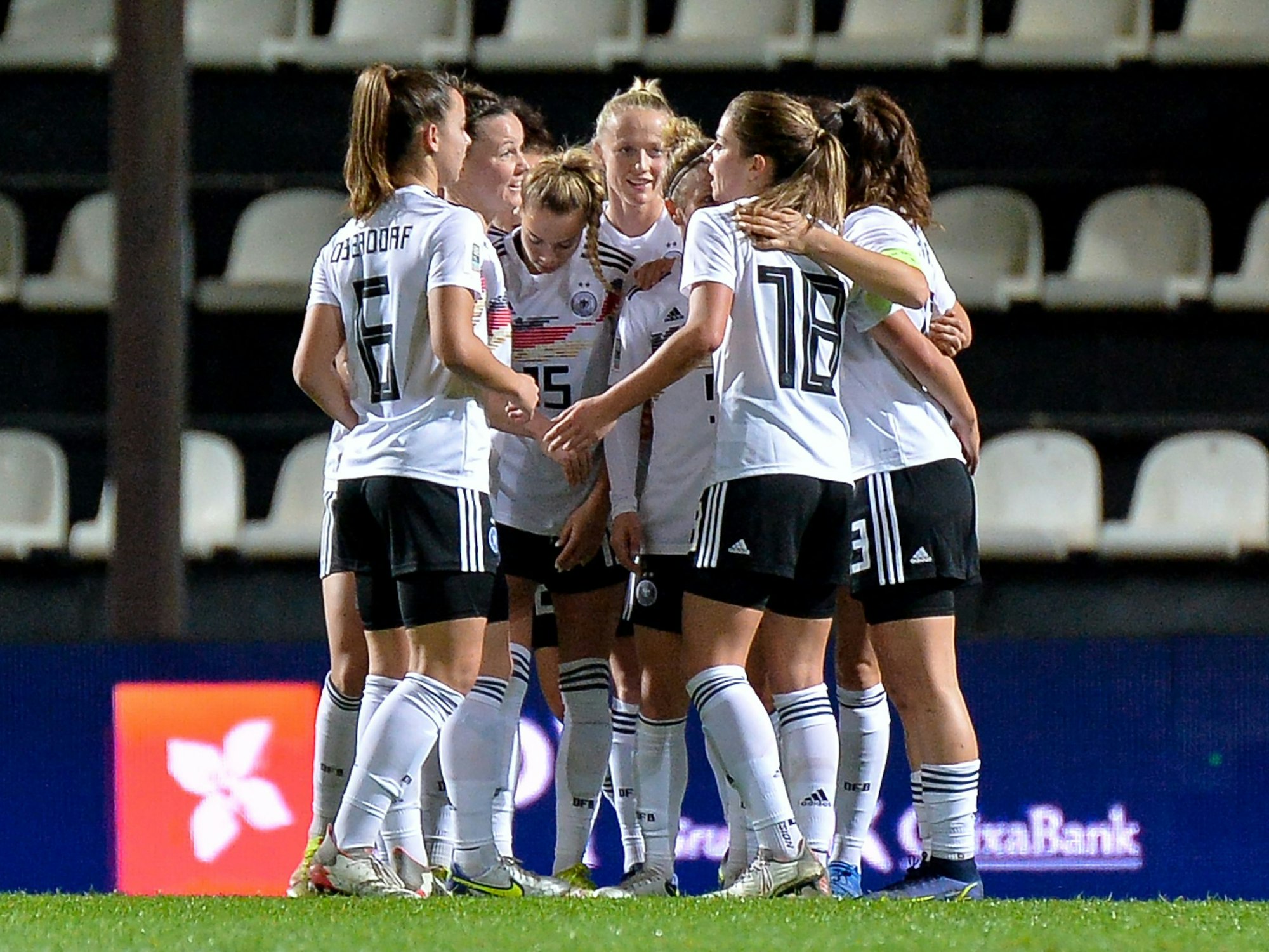 Die deutschen Spielerinnen jubeln nach dem 0:2 gegen Portugal zusammen.