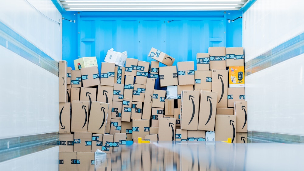 Pakete liegen in einem Logistikzentrum des Versandhändlers Amazon in einem Lkw. Im Weihnachtsgeschäft werden besonders viele Bestellungen abgewickelt.