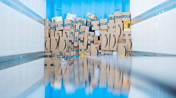 Pakete liegen in einem Logistikzentrum des Versandhändlers Amazon in einem Lkw. Im Weihnachtsgeschäft werden besonders viele Bestellungen abgewickelt.