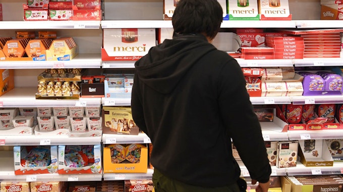 Der beliebte Schoko-Snack wird zurückgerufen. Unser Foto zeigt einen Kunden vor einem Süßigkeiten-Regal.