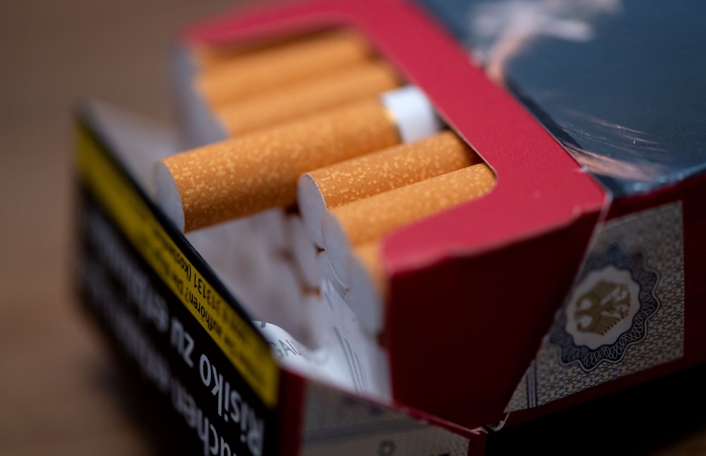 Zigaretten liegen auf einem Tisch.Bei vielen Händlern sind sie bereits nicht mehr zu bekommen, einzelne Verpackungen können nur noch eingeschränkt geliefert werden.