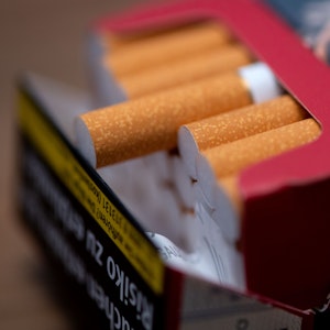 Zigaretten liegen auf einem Tisch.Bei vielen Händlern sind sie bereits nicht mehr zu bekommen, einzelne Verpackungen können nur noch eingeschränkt geliefert werden.