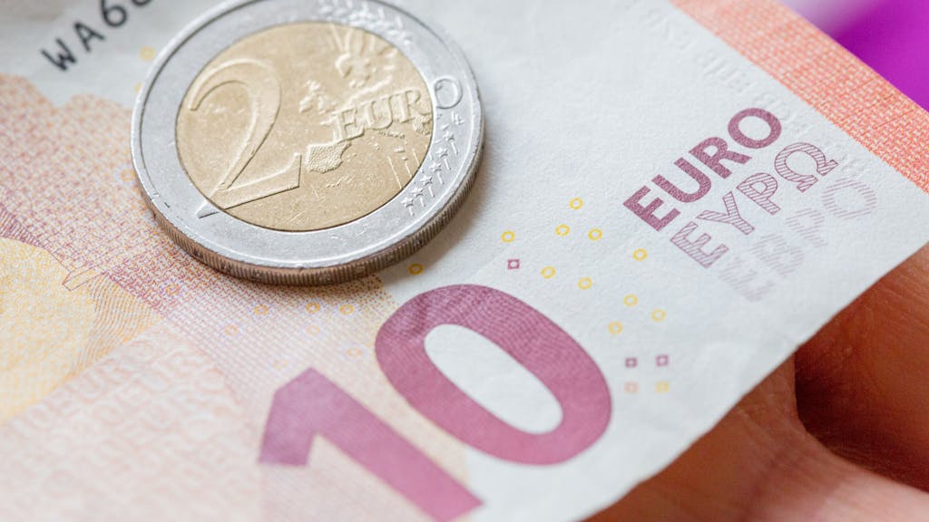 Eine Person hält 12 Euro in der Hand. Der Sozialausschuss des Bundestags hat grünes Licht für die Erhöhung des Mindestlohns auf 12 Euro je Stunde zum 1. Oktober gegeben.