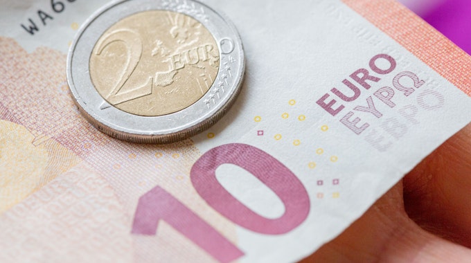 Eine Person hält 12 Euro in der Hand. Der Sozialausschuss des Bundestags hat grünes Licht für die Erhöhung des Mindestlohns auf 12 Euro je Stunde zum 1. Oktober gegeben.