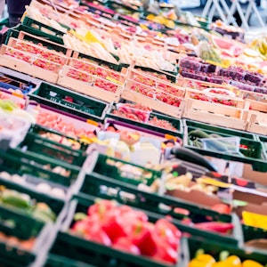 Obst und Gemüse werden auf einem Wochenmarkt angeboten.