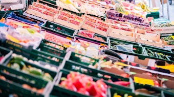Obst und Gemüse werden auf einem Wochenmarkt angeboten.
