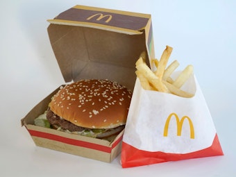 Eine McDonald's-Bestellung sorgt in den USA derzeit für einen Skandal. Unser Foto zeigt ein McDonald's-Menü aus den USA im April 2022.