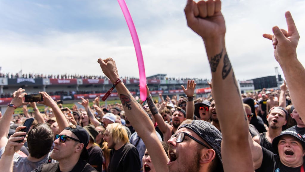 Zahlreiche Fans bejubeln den Festivalstart von Rock am Ring 2022 am Nürburgring.