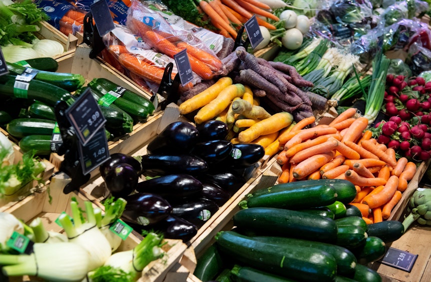 Gemüse liegt in einem Supermarktregal.