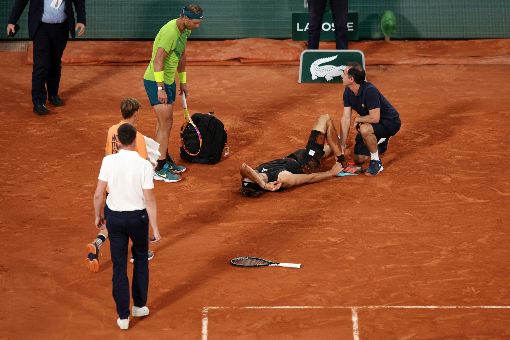 Rafael Nadal schaut auf den verletzten Alexander Zverev