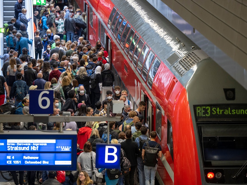 Zahlreiche Menschen steigen am 4. Juni 2022 am Berliner Hauptbahnhof in den Regionalzug der Linie RE3 nach Stralsund.
