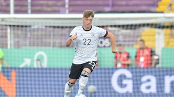 Luca Netz von Fußball-Bundesligist Borussia Mönchengladbach, hier zu sehen am 3. Juni 2022 im Einsatz für die U21 des DFB gegen Ungarn in Osnabrück. Netz hat den Ball am linken Fuß und das Spielgeschehen im Blick.