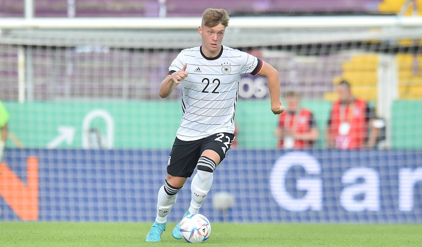 Luca Netz von Fußball-Bundesligist Borussia Mönchengladbach, hier zu sehen am 3. Juni 2022 im Einsatz für die U21 des DFB gegen Ungarn in Osnabrück. Netz hat den Ball am linken Fuß und das Spielgeschehen im Blick.