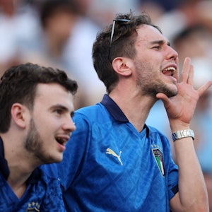 Italienische Fans rufen von der Tribüne aufs Spielfeld