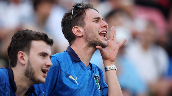 Italienische Fans rufen von der Tribüne aufs Spielfeld