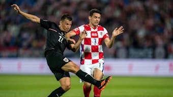 Stefan Lainer (li.), Profi von Borussia Mönchengladbach, im Zweikampf mit Kroatiens Josip Brekalo. Lainer und die österreichische Nationalmannschaft gewannen am 3. Juni 2022 in der UEFA Nations League gegen Kroatien.