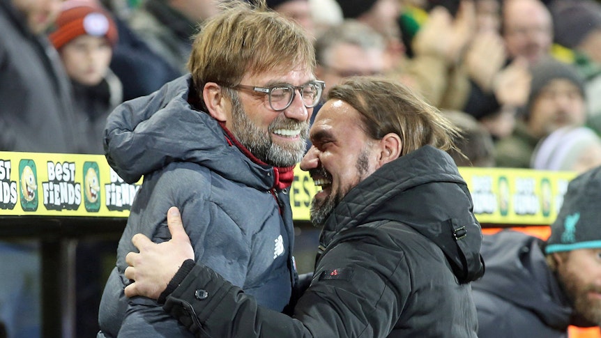 Der neue Gladbach-Trainer Daniel Farke (r.) mit Liverpool-Coach Jürgen Klopp (l.) am 15. Februar 2020 in Norwich. Die beiden begrüßen sich und lachen.
