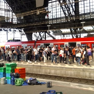 Menschen drängen sich auf einem Bahnsteig im Kölner Hauptbahnhof.