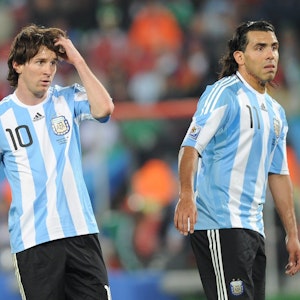 Carlos Tévez und Lionel Messi schauen beim Spiel Argentiniens gegen Nigeria bei der Fußball-WM 2010 skeptisch drein.