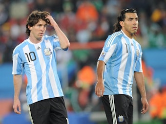 Carlos Tévez und Lionel Messi schauen beim Spiel Argentiniens gegen Nigeria bei der Fußball-WM 2010 skeptisch drein.