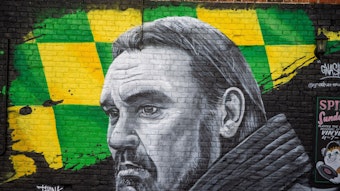 Ein Wandbild an einem Haus im englischen Norwich würdigt die Verdienste von Daniel Farke für Norwich City. Dieses Foto stammt vom 30. Mai 2021. Zu sehen ist eine Graffiti mit den Vereinsfarben und dem Gesicht von Farke.