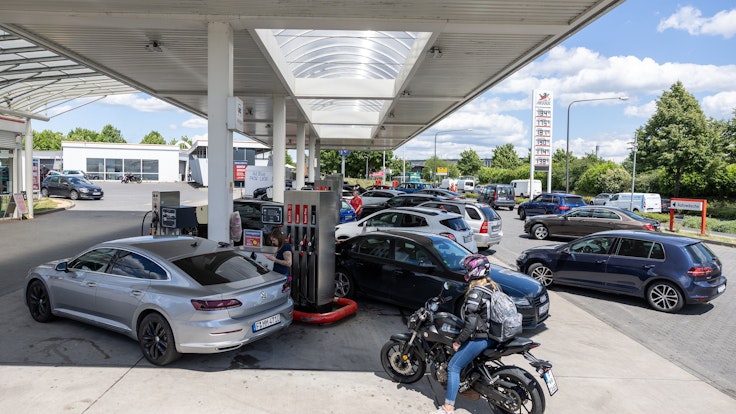 Wartende Autofahrer stehen mit ihren Fahrzeugen am 1. Juni an einer Tankstelle in Frankfurt/Main. Das Benzin wird auch am Samstag teurer.