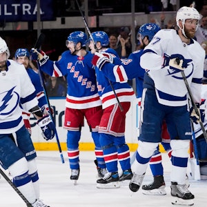 Nach einem Treffer herzen sich Spieler der New York Rangers auf dem Eis.