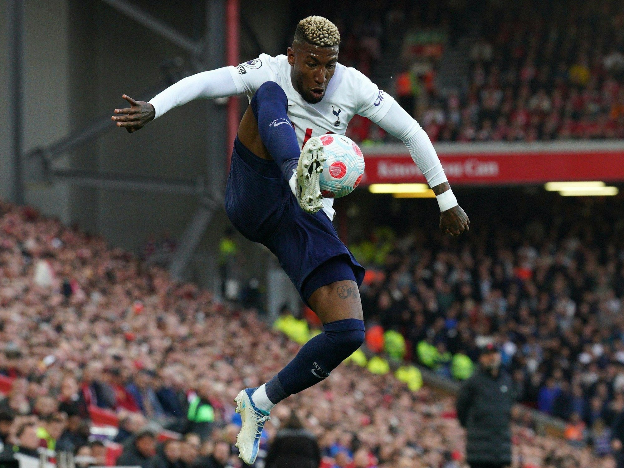 Emerson nimmt im Dress der Tottenham Hotspur einen Ball an.
