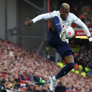 Emerson nimmt im Dress der Tottenham Hotspur einen Ball an.