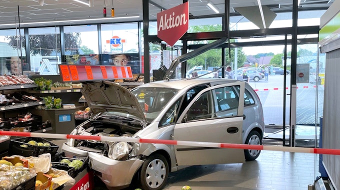 Aldi-Unfall in NRW: Ein Rentner ist mit seinem Opel Meriva in die Obstabteilung des Discounters im Münsterland gekracht. Der Unfall ereignete sich am Abend des 3. Juni 2022.