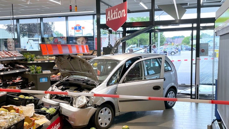 Aldi-Unfall in NRW: Ein Rentner ist mit seinem Opel Meriva in die Obstabteilung des Discounters im Münsterland gekracht. Der Unfall ereignete sich am Abend des 3. Juni 2022.