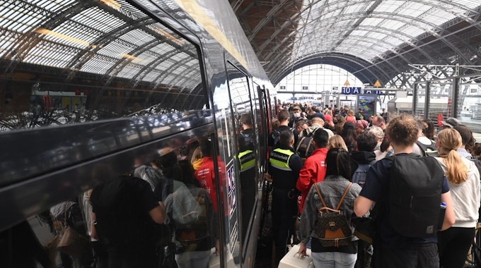 Zum Start in das Pfingstwochenende sind viele Reisende mit dem 9-Euro-Ticket unterwegs. Das Foto vom 4. Juni 2022 zeigt Passagiere am Hauptbahnhof in Leipzig, die sich auf dem Gleis vor einer Regionalbahn nach Eisenach stauen.