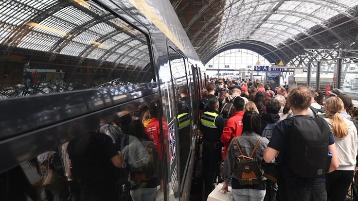Zum Start in das Pfingstwochenende sind viele Reisende mit dem 9-Euro-Ticket unterwegs. Das Foto vom 4. Juni 2022 zeigt Passagiere am Hauptbahnhof in Leipzig, die sich auf dem Gleis vor einer Regionalbahn nach Eisenach stauen.