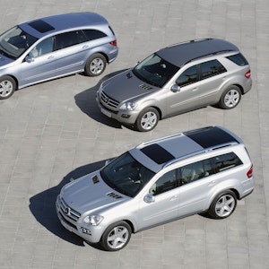 Automobilhersteller Mercedes ruft 1 Million Autos zurück. Das Symbolfoto zeigt die Mercedes-Modelle ML-, R- und die GL-Klasse aus dem Jahr 2009.