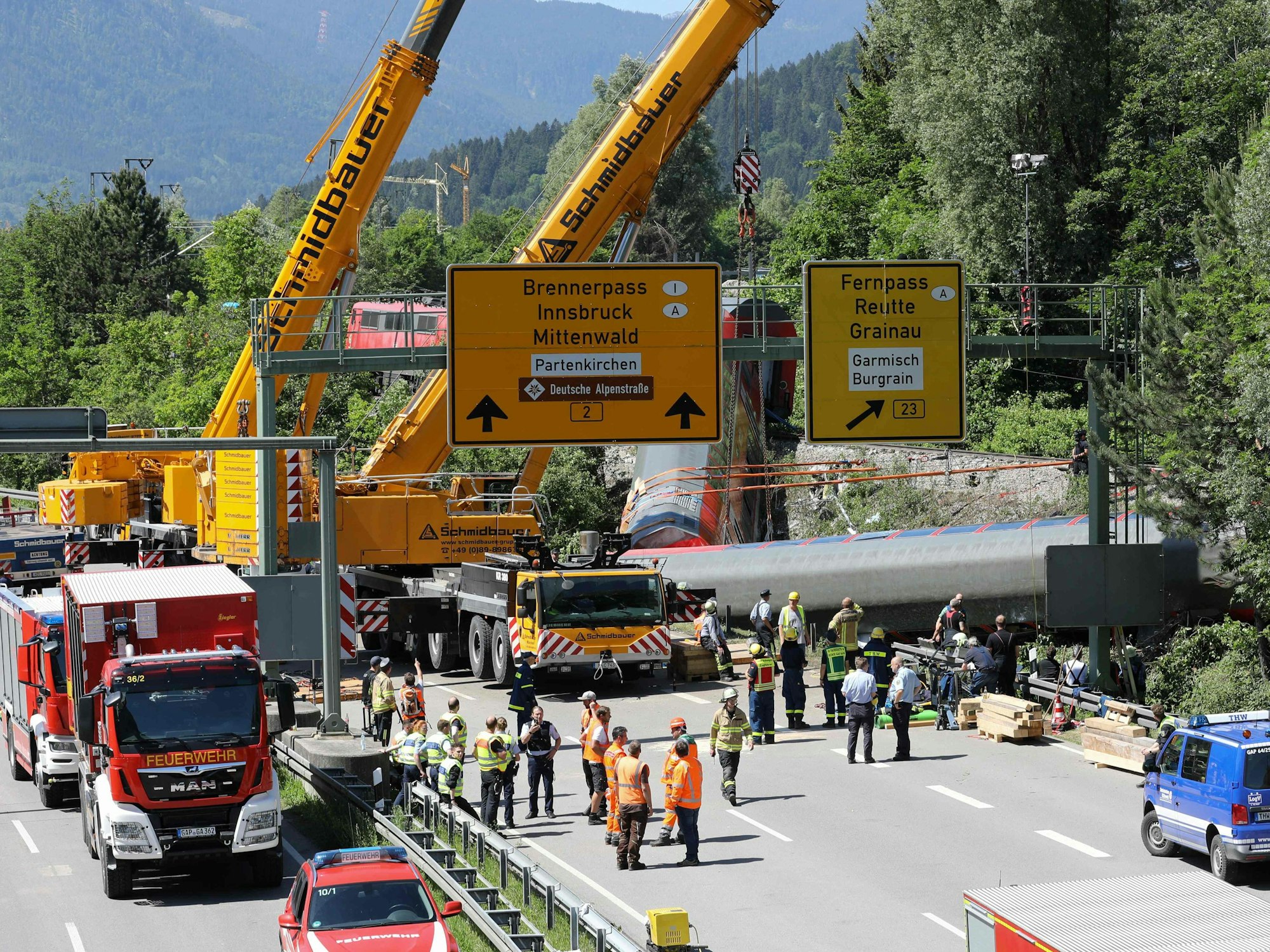 Rettungsdienste und Polizei sind am 4. Juni 2022, einen Tag nach dem Unfall, am Einsatzort eines entgleisten Zuges bei Burgrain, nördlich von Garmisch-Partenkirchen, zu sehen.