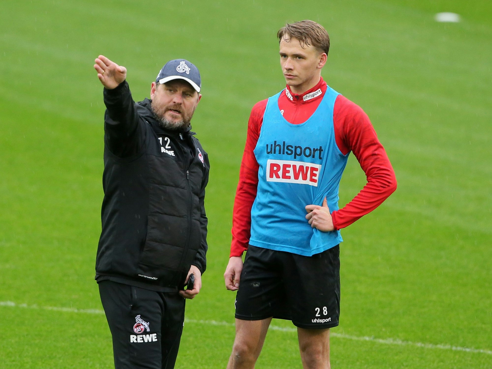 Steffen Baumgart gibt Mathias Olesen Anweisungen.