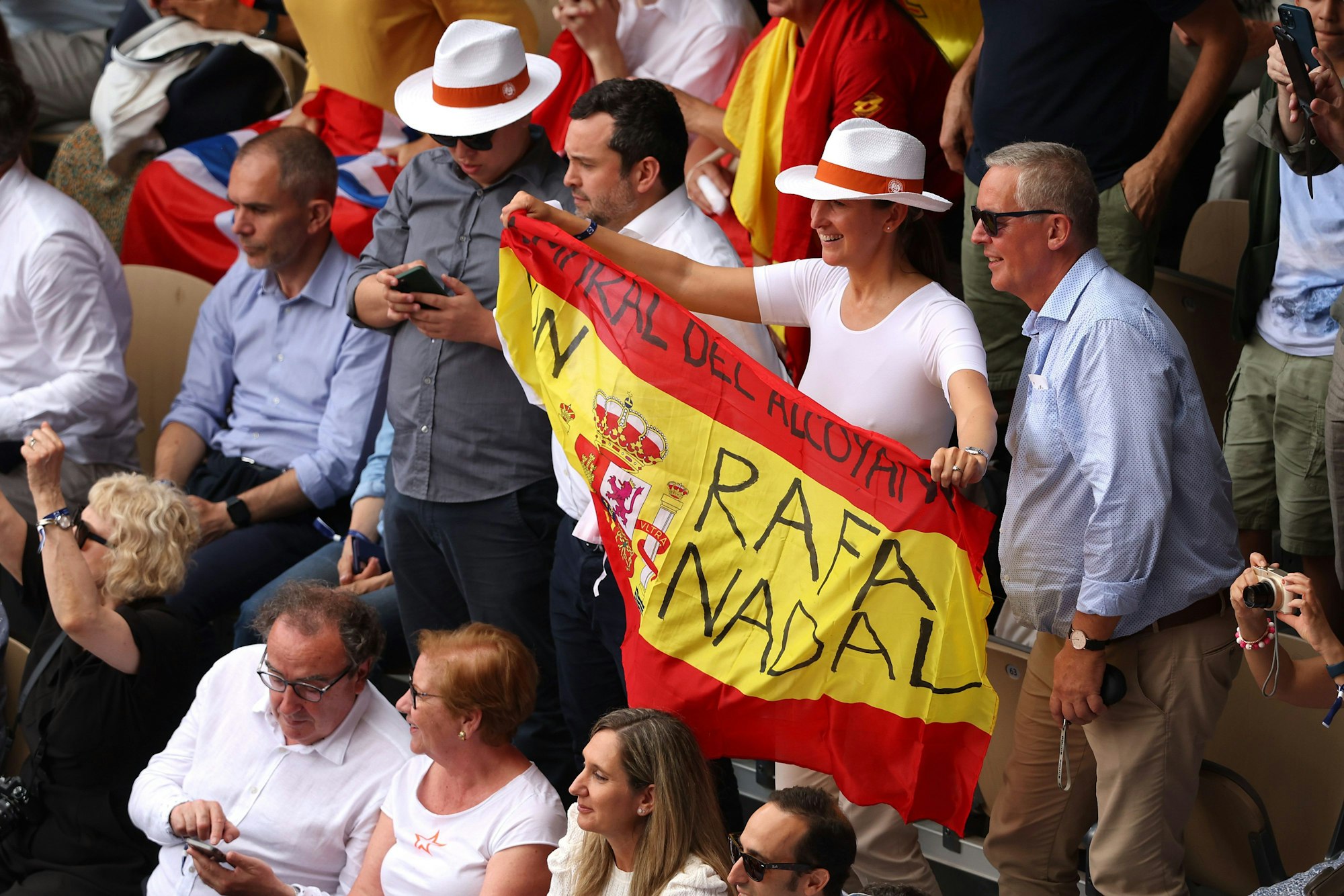 Fans von Rafael Nadal mit der spanischen Flagge.