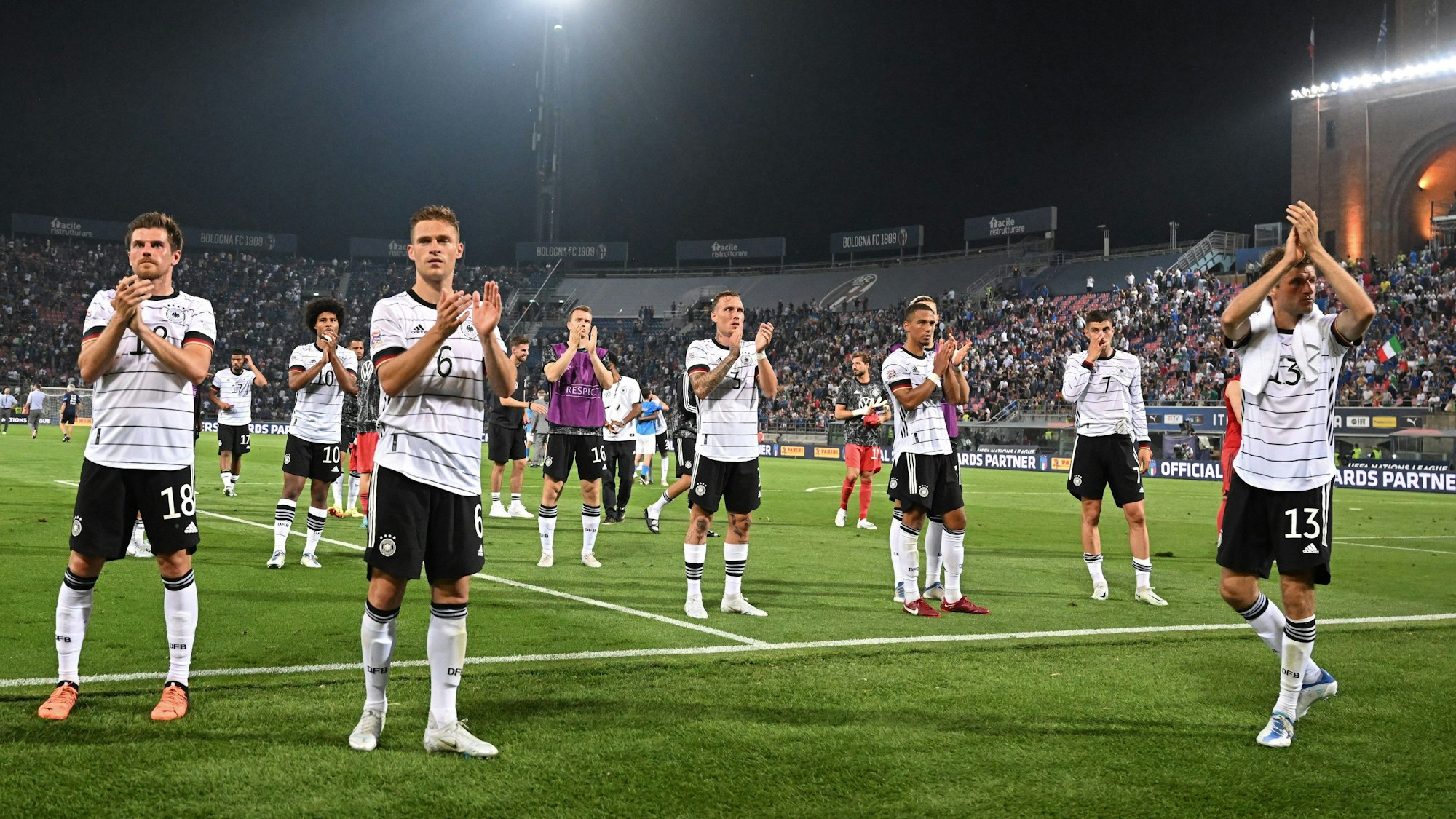 Deutschlands Joshua Kimmich (2.v.l) bedankt sich nach dem Spiel mit der Mannschaft bei den Fans.