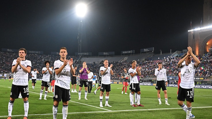 Deutschlands Joshua Kimmich (2.v.l) bedankt sich nach dem Spiel mit der Mannschaft bei den Fans.