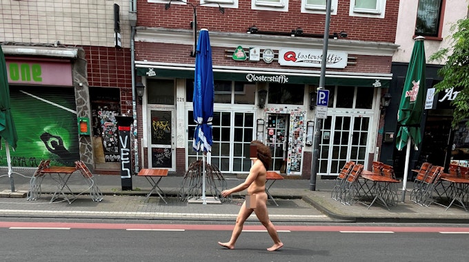 Mann geht nackt über die Venloer Straße in Köln.