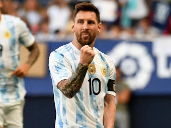 Lionel Messi ballt die Faust beim Jubel.