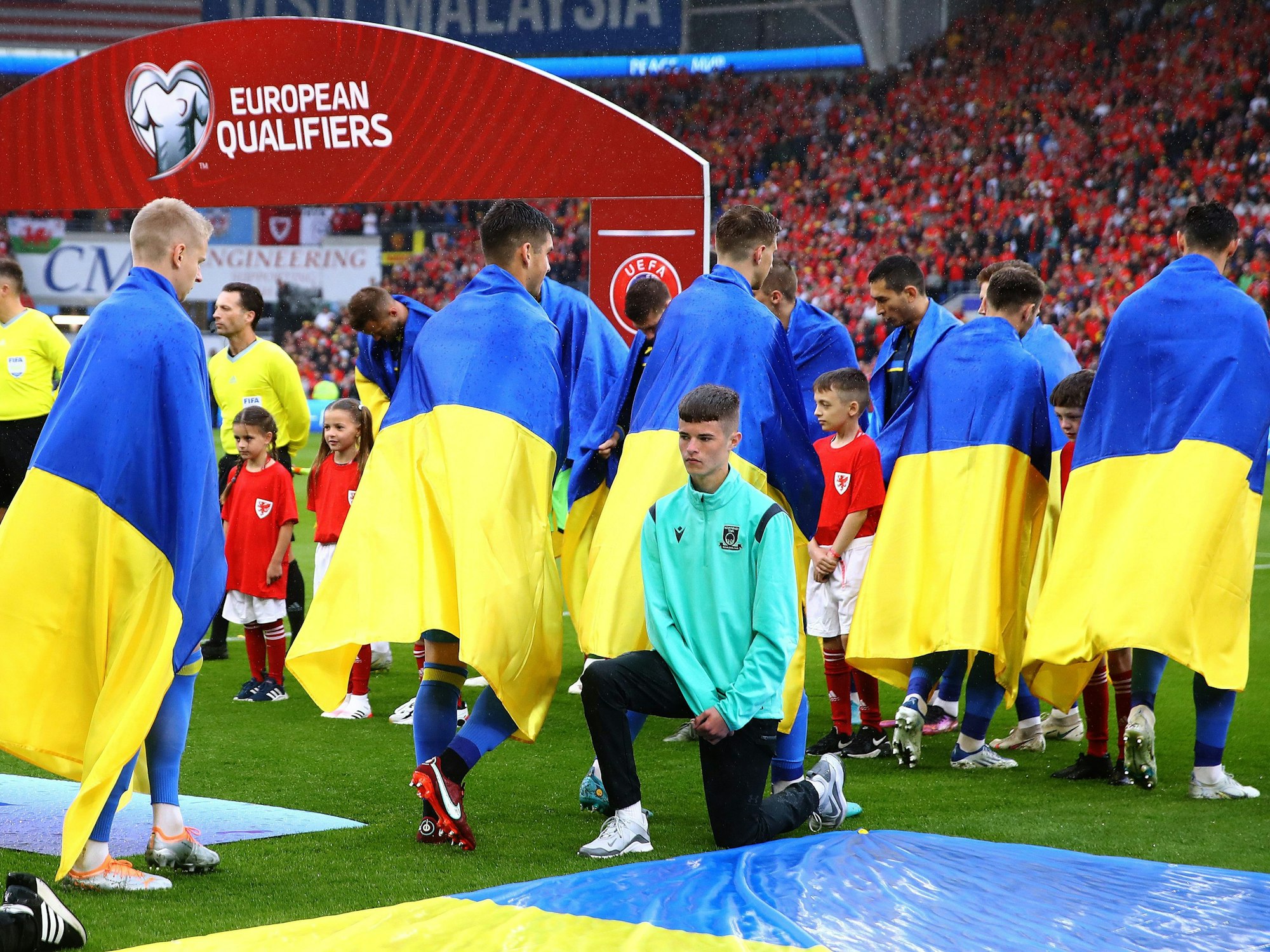 Wales gegen die Ukraine: Die Gäste waren vor dem Spiel in Fahnen gehüllt.