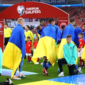 Wales gegen die Ukraine: Die Gäste waren vor dem Spiel in Fahnen gehüllt.