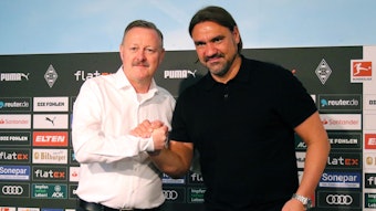 Sportdirektor Roland Virkus (l.) und Daniel Farke (r.) bei der Trainervorstellung am Sonntag (5. Juni 2022) im Gladbacher Borussia-Park. Virkus und Farke geben sich jeweils die Hand.
