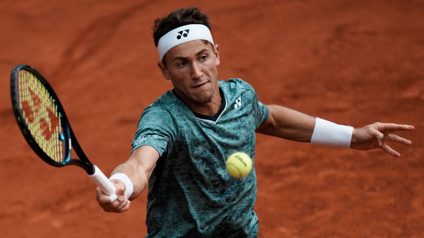 Casper Ruud returniert im French-Open-Finale einen Ball von Rafael Nadal