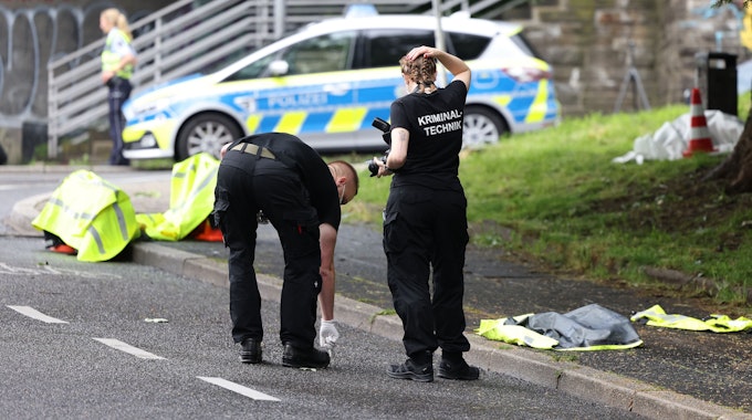 Die Polizei hat am Sonntag (5. Juni 2022) einen bewaffneten Mann in der Wuppertaler Innenstadt niedergeschossen. Das Foto zeigt einen Kriminaltechniker und eine Kriminaltechnikerin beim Untersuchen des Tatorts.