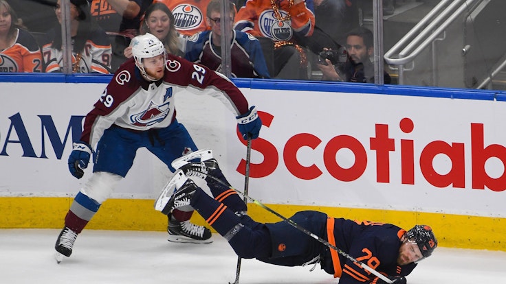 Nathan MacKinnon foult Oilers-Superstar Leon Draisaitl, der sinnbildlich auf die Nase fällt.