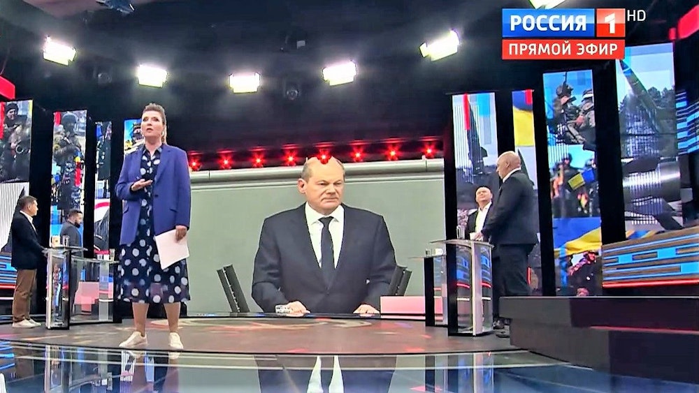 Die russische Moderatorin Olga Skabejewa berichtet im Fernsehsender „Rossija 1“ in der Show „60 Minuten“ am 1. Juni über Olaf Scholz.